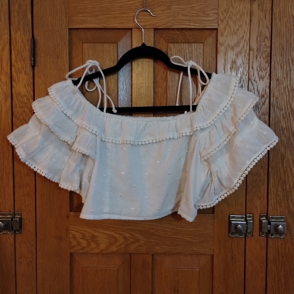 En Creme NWOT warm white Swiss dot ruffled off-shoulder cropped top